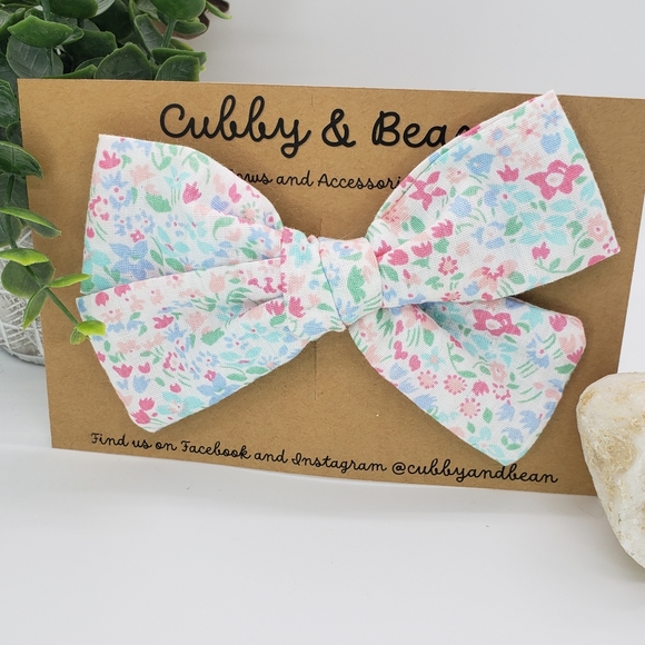 013E Large Floral Print Hair Bow on Clip Handmade Upcycled - Picture 1 of 4